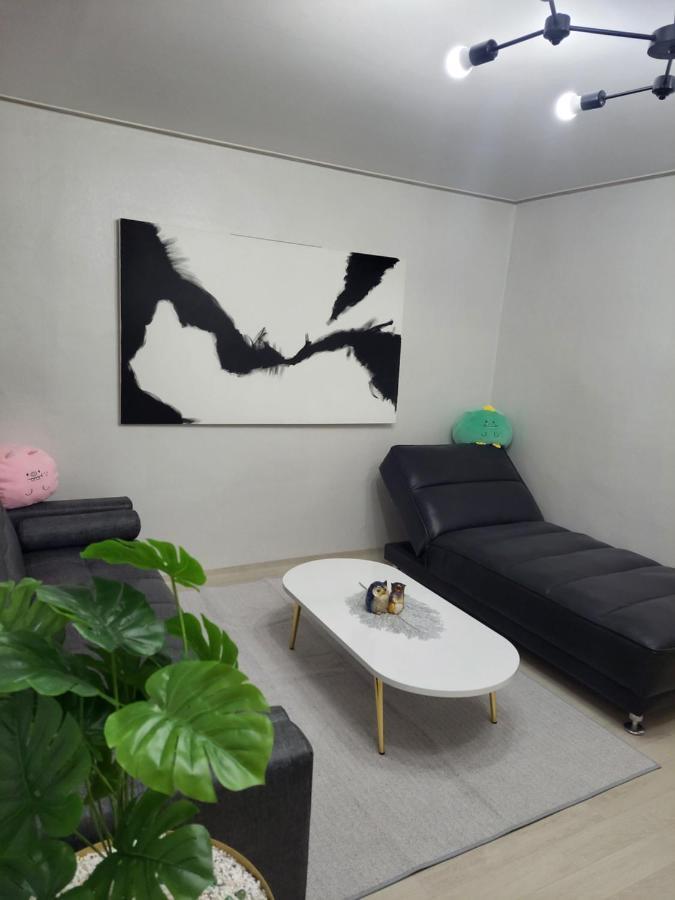 On The Main Street Of Hbc #4 Villa Seoul Exterior photo